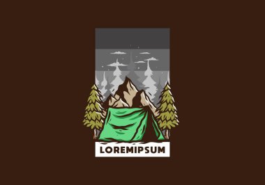 Dağın önünde ve çam ağaçları arasında kamp çadırının resmi.