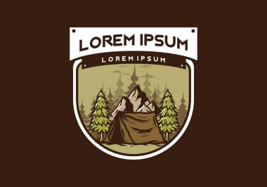 Dağın önünde ve çam ağaçları arasında kamp çadırının resmi.