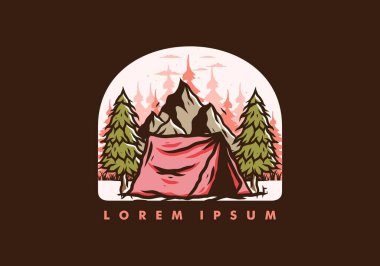 Dağın önünde ve çam ağaçları arasında kamp çadırının resmi.