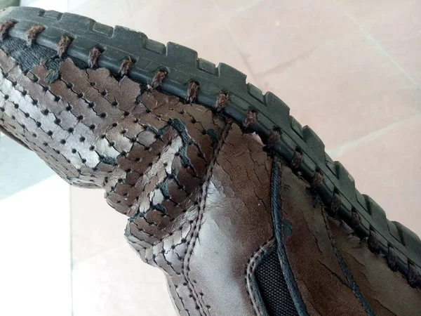 Uma Foto Dos Sapatos Chinelo Marrom Com Superfície Rachada — Fotografia de Stock