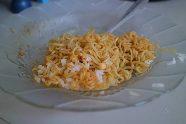 Photo Brown Curly Noodles Clear Glass Plate — Stock fotografie