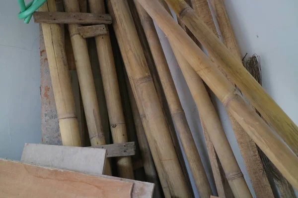 Une Photo Tas Planches Usagées Bambou Dans Coin Pièce — Photo