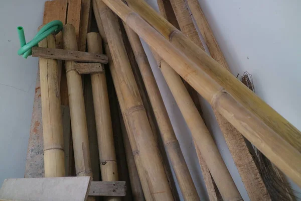 Une Photo Tas Planches Usagées Bambou Dans Coin Pièce — Photo