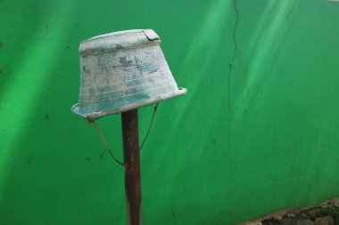 Demir boru fotoğrafına yerleştirilmiş kırık kova.