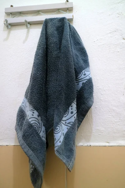 Photo Dark Blue Wet Towel Hung Bathroom Wall — ストック写真