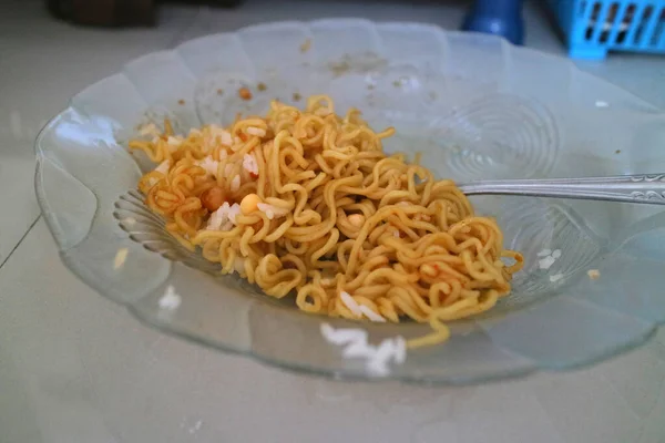 Photo Brown Curly Noodles Clear Glass Plate — Stock Fotó