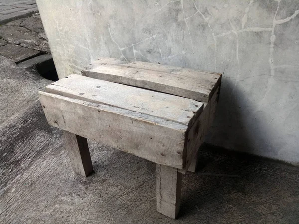Uma Foto Uma Cadeira Pequena Simples Feita Madeira — Fotografia de Stock