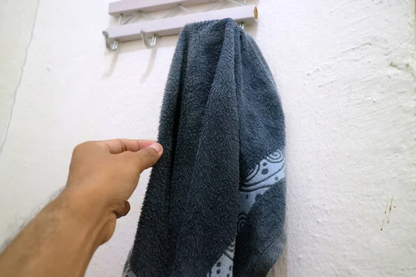 Photo Dark Blue Wet Towel Hung Bathroom Wall — Stock Photo, Image