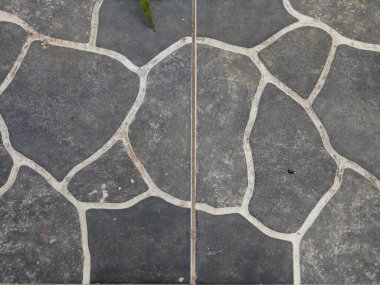 Nehir taşı desenli beyaz çizgileri olan seramik bir zemin fotoğrafı.