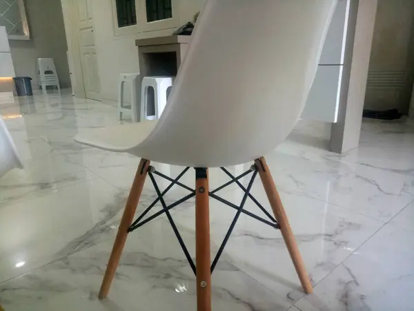 Cadeira Branca Moderna Chão Mármore Foto — Fotografia de Stock