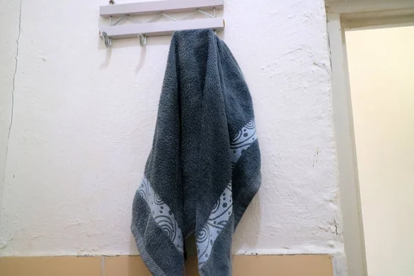 Photo Dark Blue Wet Towel Hung Bathroom Wall — ストック写真