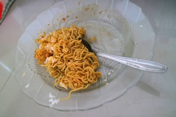 Photo Brown Curly Noodles Clear Glass Plate — Stock Photo, Image