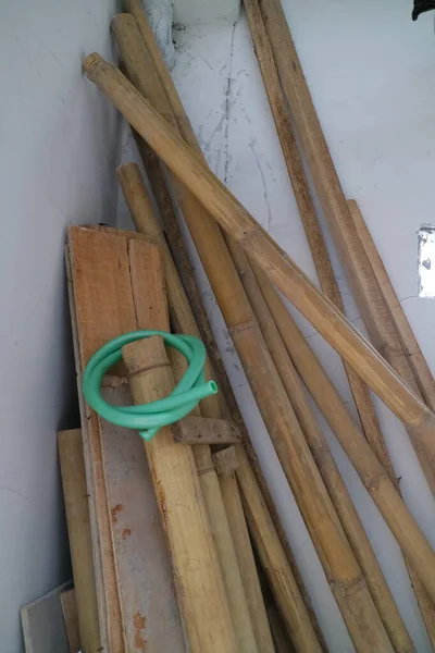 Fotografie Hromady Použitých Prken Bambusu Rohu Místnosti — Stock fotografie