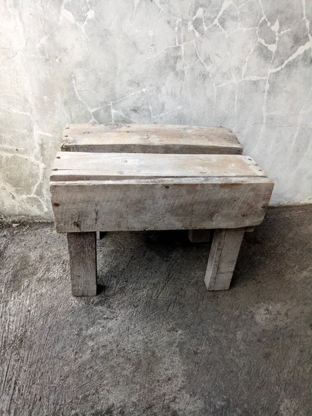 Uma Foto Uma Cadeira Pequena Simples Feita Madeira — Fotografia de Stock
