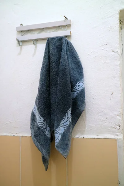 Photo Dark Blue Wet Towel Hung Bathroom Wall — ストック写真
