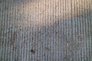 Çizgili beton bir yolun fotoğrafı.