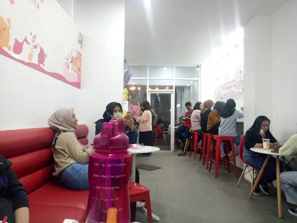 Semarang Indonesia June 2022 Some People Queuing Buy Drinks Cafe — Foto de Stock