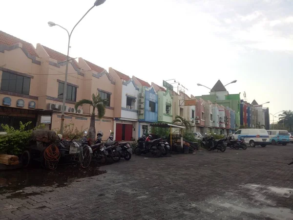 인도네시아 Semarang 2022 오토바이가 마리나 가장자리에 주차되어 — 스톡 사진