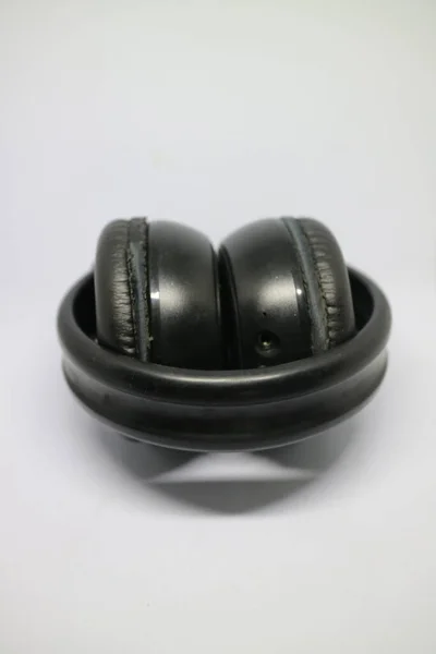 Φωτογραφία Διπλωμένου Μαύρου Ακουστικού Bluetooth Λευκό Φόντο — Φωτογραφία Αρχείου