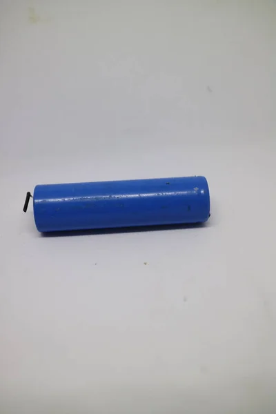 Una Foto Una Batería Litio Azul Sobre Fondo Blanco — Foto de Stock