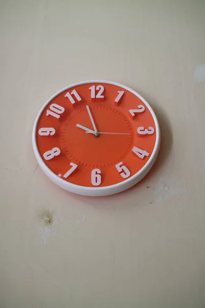 Una Foto Reloj Pared Redondo Color Naranja Con Las Manos —  Fotos de Stock