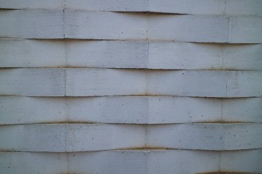 Zig zag 'a dizilmiş beyaz tuğlalardan oluşan bir duvar resmi.