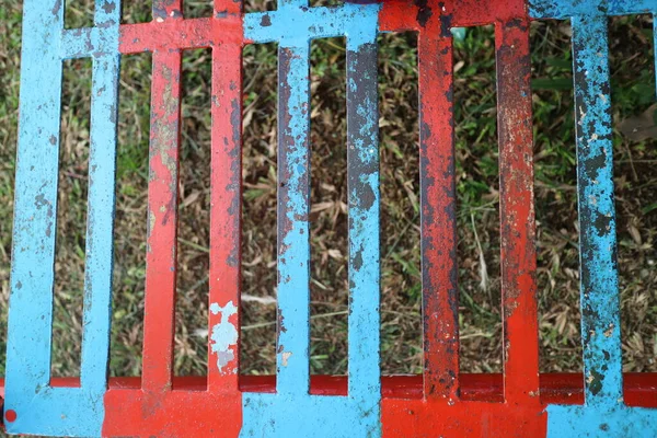 Una Foto Traliccio Ferro Con Vernice Rossa Blu Che Staccata — Foto Stock