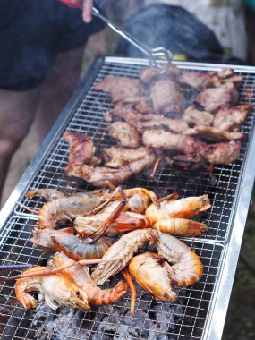 Kömür ızgarasında taze ızgara karides, domuz eti ve tuzlu ve geleneksel soya kaynağıyla birlikte yaz partisinde kırsal alan otantik sobası. 