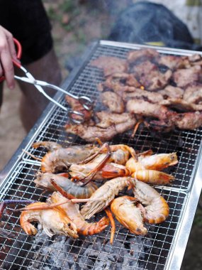 Kömür ızgarasında taze ızgara karides, domuz eti ve tuzlu ve geleneksel soya kaynağıyla birlikte yaz partisinde kırsal alan otantik sobası..