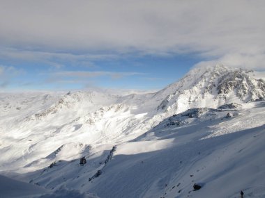 Bulutlu gökyüzü ile Alpler 'deki güzel dağ manzarası
