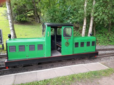 Yeşil dizel tren, Rudyard Gölü 'nde Staffordshire' daki turistik eğlence merkezi.