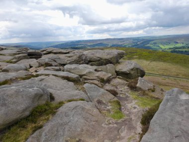 Arkasında bir dağ olan güzel kayalık bir manzara.
