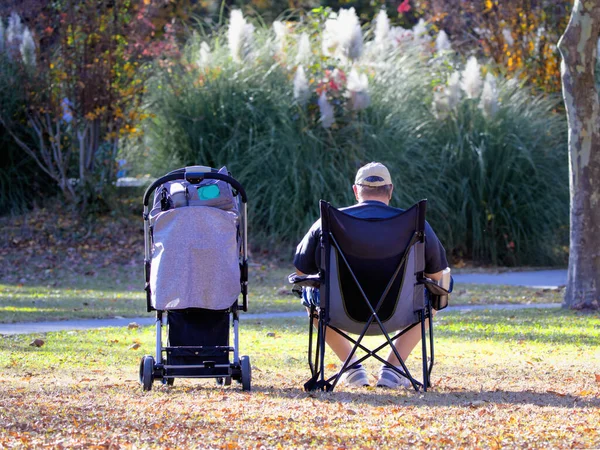 Mann Sitzt Neben Kind Kinderwagen Großvater Und Enkelkind — Stockfoto