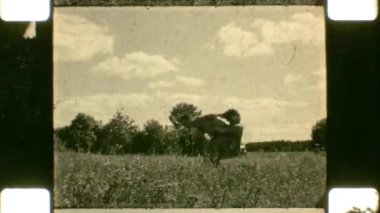 16mm film. SSCB, Belarus, Krichev, 1970 'ler. Aile tatili, mutlu çift.