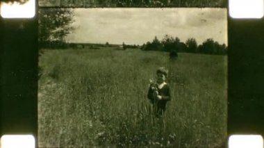 Siyah beyaz 16 mm 'lik film. Belarus, Krichev, 1970 'ler. Bir çocuk ve çavdar tarlasında tek bacaklı bir adam..