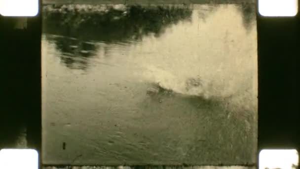 16毫米胶片苏联 白俄罗斯 克里切夫 1970年代 两个人一个接一个跳进河里 — 图库视频影像