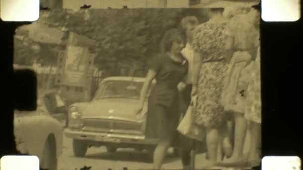 16毫米胶片苏联 白俄罗斯 克里切夫 1970年代 五月天 新婚夫妇 — 图库视频影像