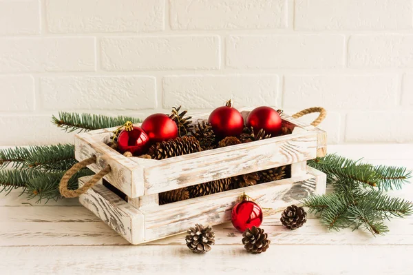 Uma Caixa Madeira Artesanal Branca Com Bolas Natal Vermelhas Ramos — Fotografia de Stock