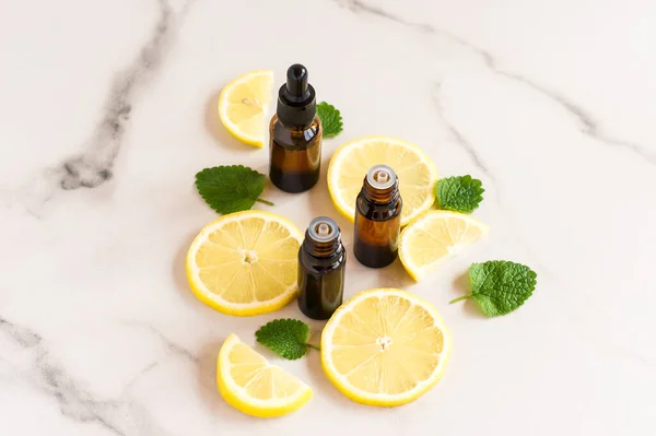 Kosmetikflaschen Aus Dunklem Glas Mit Ätherischen Ölen Aus Zitronen Und — Stockfoto