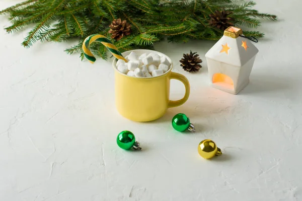 Chocolate Sujo Natal Cacau Uma Caneca Amarela Cerâmica Com Iogurte — Fotografia de Stock