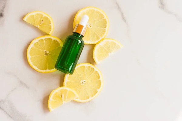 Kosmetisches Zitronenöl Oder Ätherisches Einer Flasche Mit Einer Grünen Glaspipette — Stockfoto