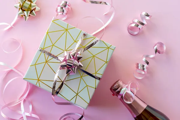 Die Flasche Champagner Mit Rosa Hochglanzband Und Rosa Geschenkschachtel 2021 — Stockfoto