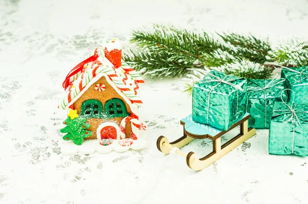 Uma Casa Gengibre Brinquedo Lado Trenó Cheio Presentes Natal Ano — Fotografia de Stock