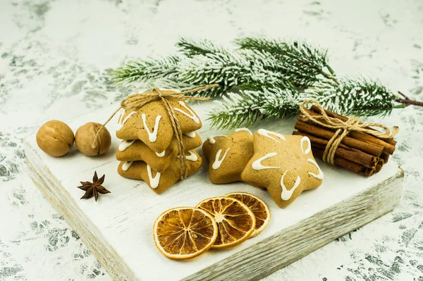 Świąteczne Jedzenie Drewnianym Biurku Suszone Ozdoby Paluszki Cynamonowe Tapety Gwiazdy — Zdjęcie stockowe