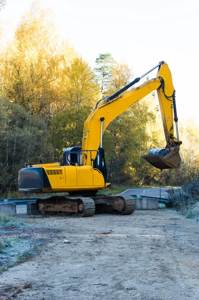 Uma Escavadora Esteiras Amarelas Esperando Por Escavação Estrada Perto Floresta — Fotografia de Stock