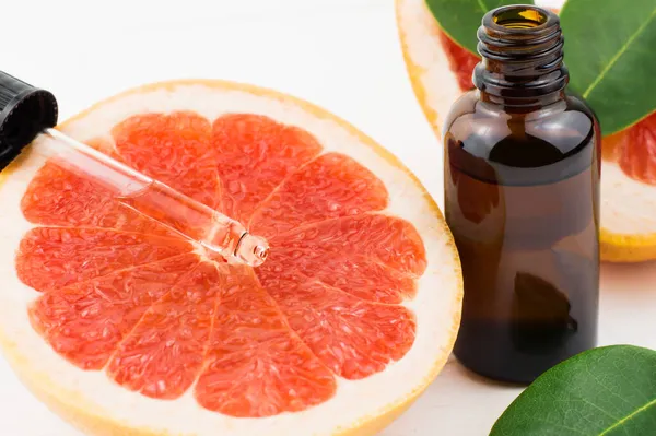 Pipette Mit Grapefruitöl Auf Dem Fruchtlappen Flasche Mit Grapefruitöl Hautpflege — Stockfoto