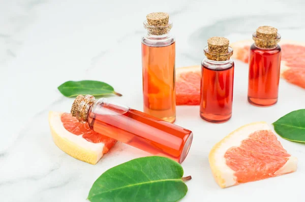 Glasflaschen Mit Einem Korkdeckel Mit Einer Essenziellen Kosmetik Aus Grapefruitfrüchten — Stockfoto