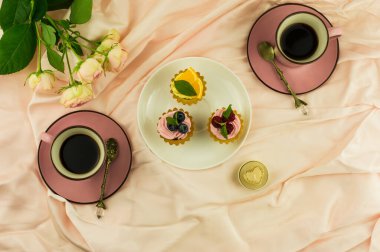 Sevgililer Günü. İki kişilik kahvaltı. İki fincan taze kahve, kremalı ve meyveli mini torilla. Romantik kahvaltı konsepti