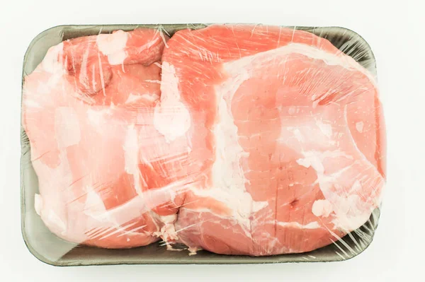 Büyük bir parça çiğ domuz eti siyah plastik tepside hava geçirmez bir şekilde paketlendi. Üst Manzara. Beyaz arka plan. Bir ambalaj şablonu yerleşimi koleksiyonu. — Stok fotoğraf