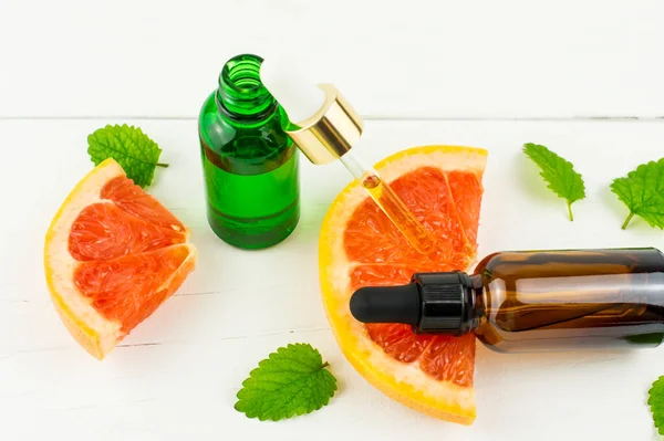 Eine Offene Flasche Mit Einem Kosmetischen Grapefruitöl Vor Dem Hintergrund — Stockfoto